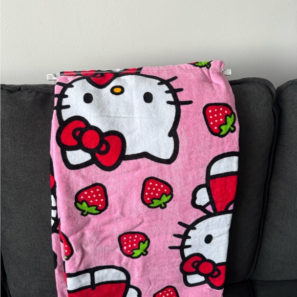 Hello Kitty Beach Towel Strawberry - Picture 4 of 5